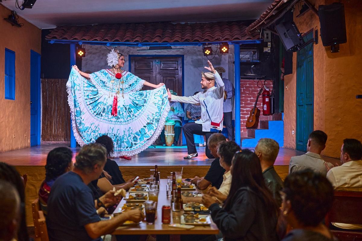 Panamanian dinner and folklore show - Photo 2