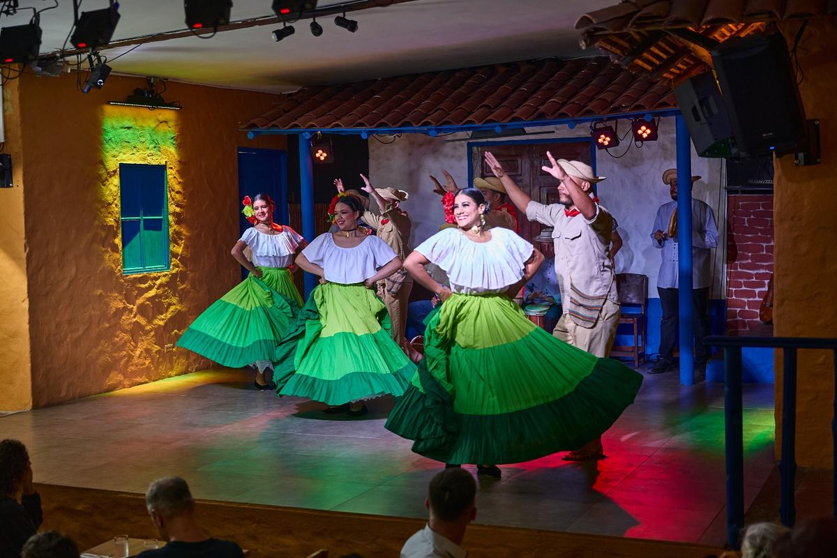 Panamanian dinner and folklore show - Photo 3