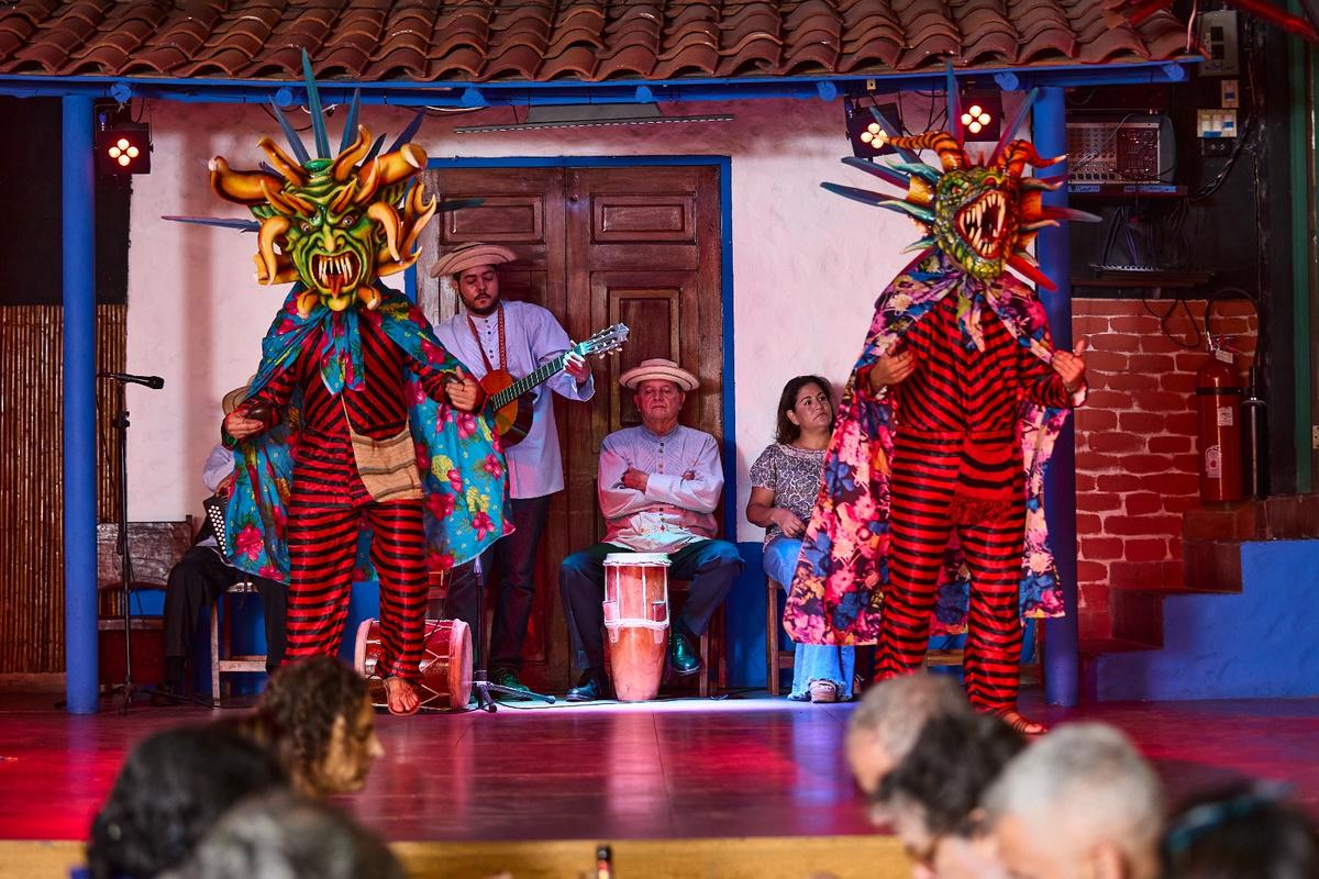 Panamanian dinner and folklore show - Photo 4