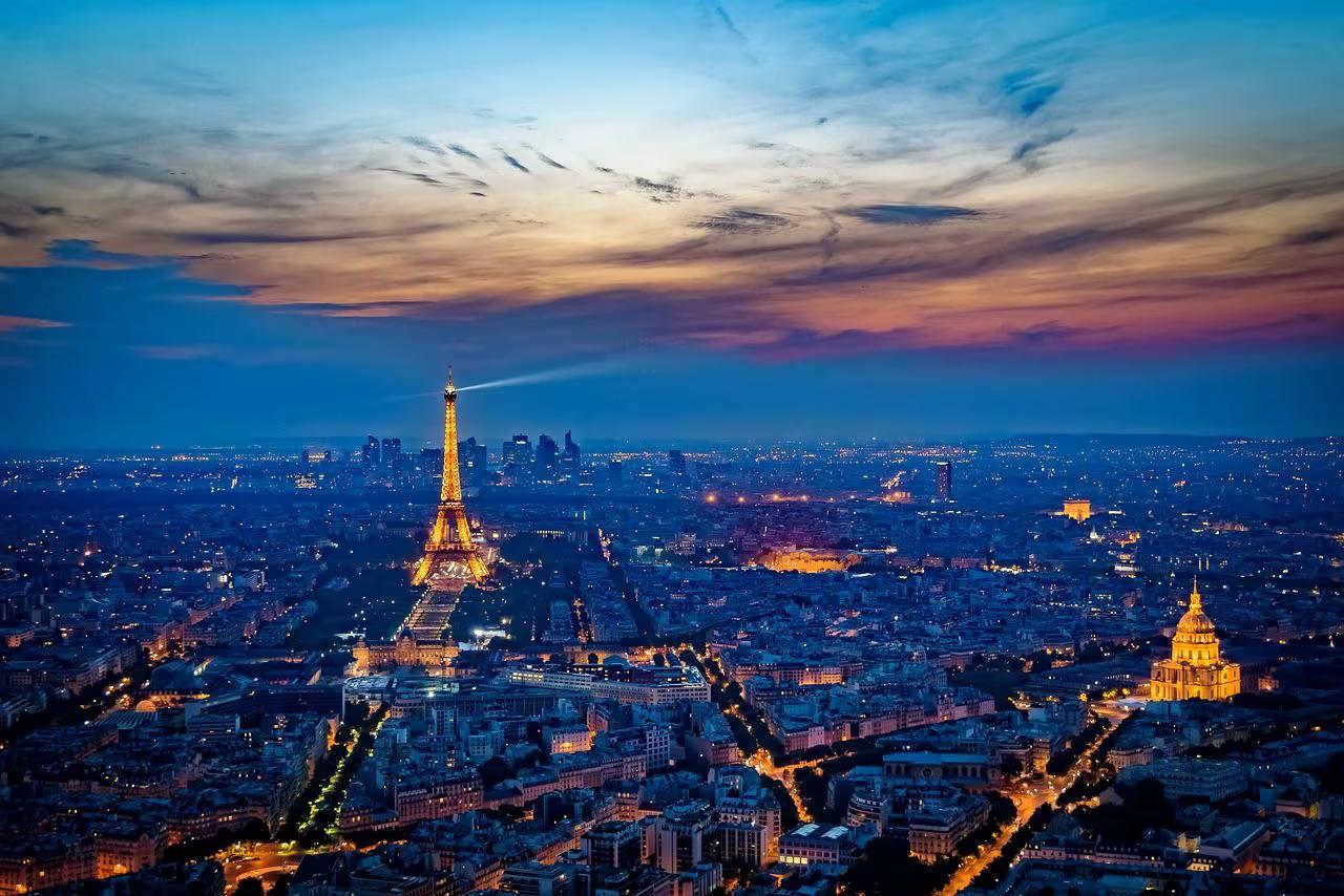 Paris night lights from an open-top bus - Photo 8