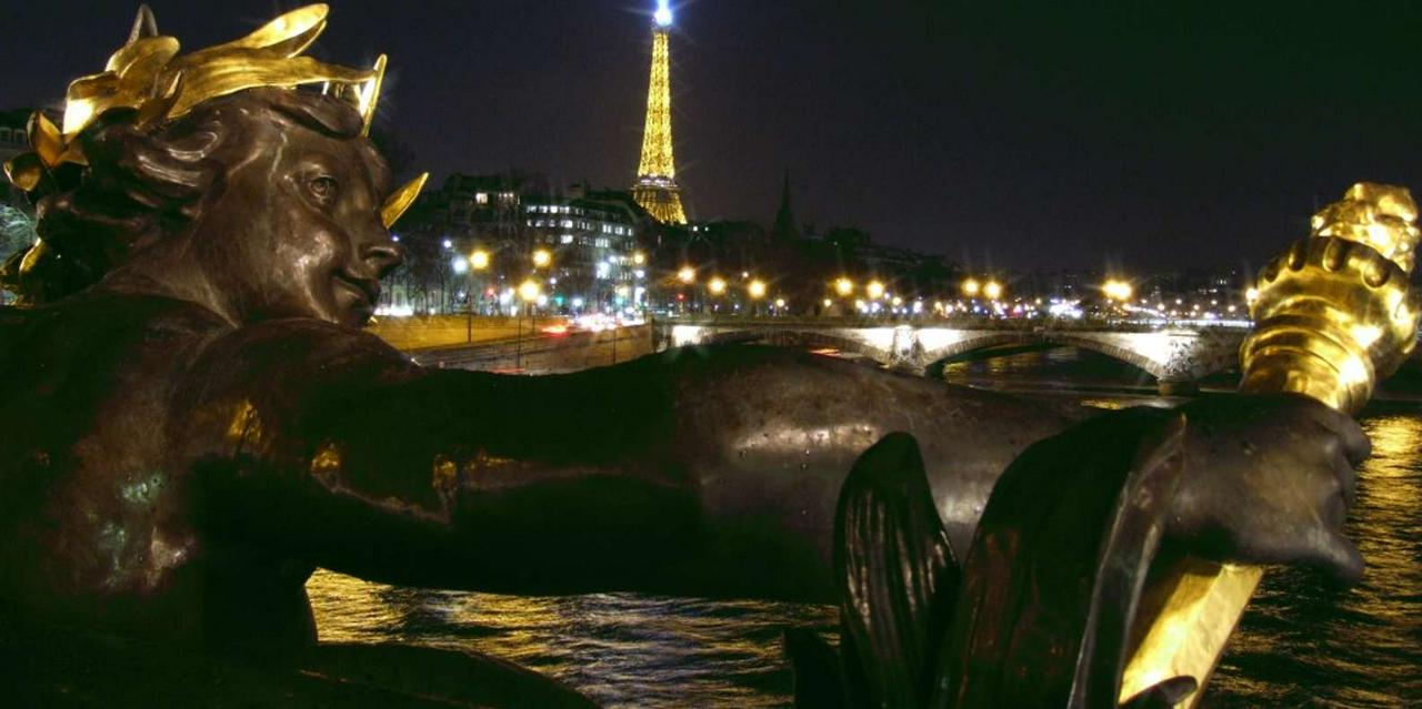 Paris night lights from an open-top bus - Photo 9