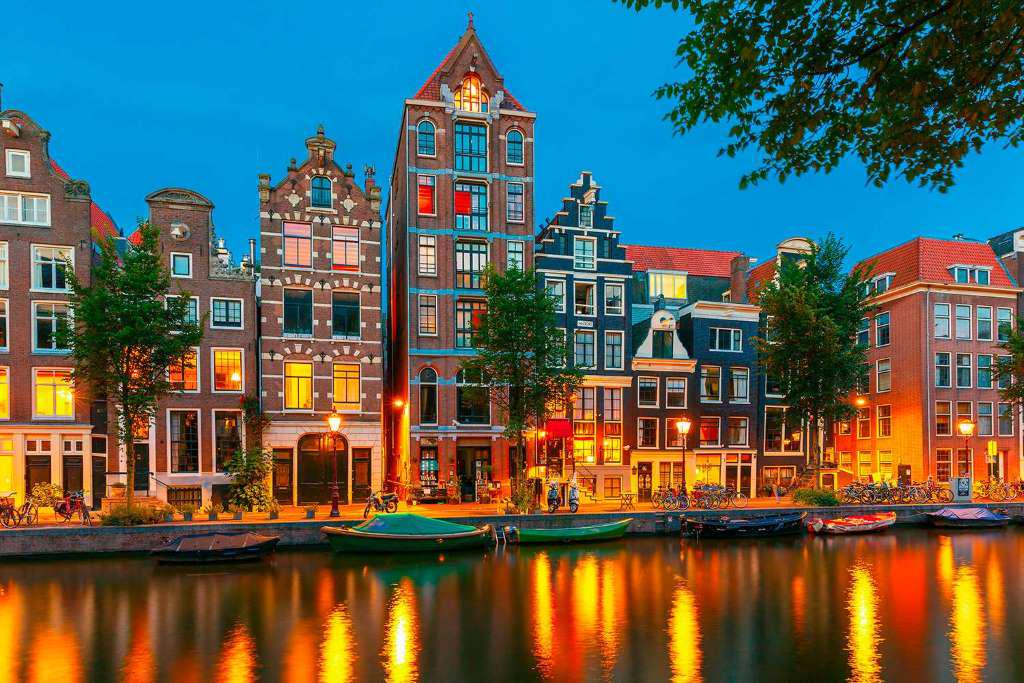 Amsterdam Canal Cruise with Cheese and Wine Tasting - Photo 12