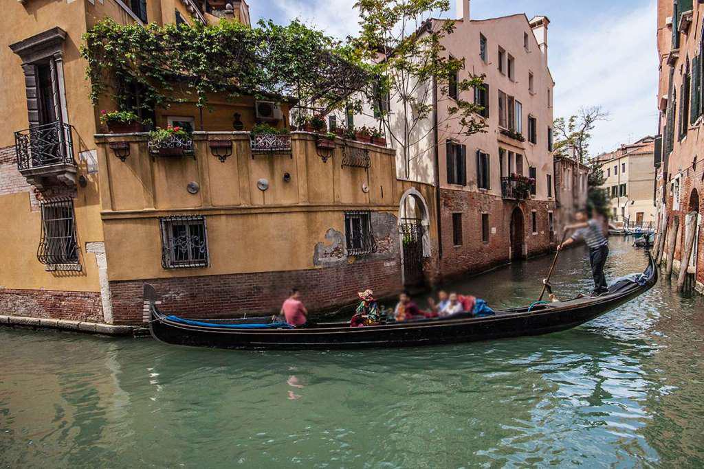 Gondola ride through the canals of Venice - Photo 2