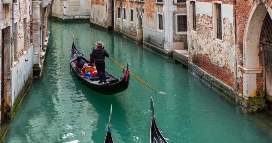 Gondola ride through the canals of Venice - Photo 3