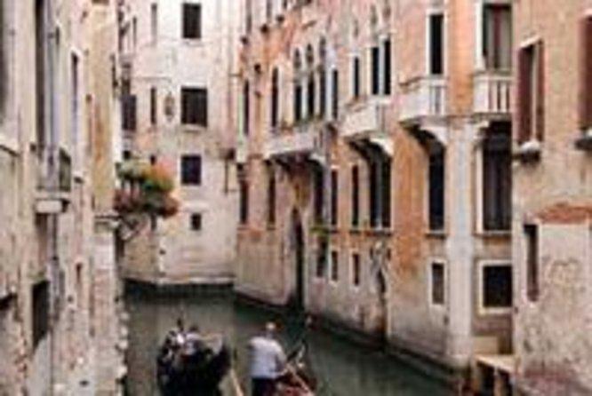 Gondola ride through the canals of Venice - Photo 5