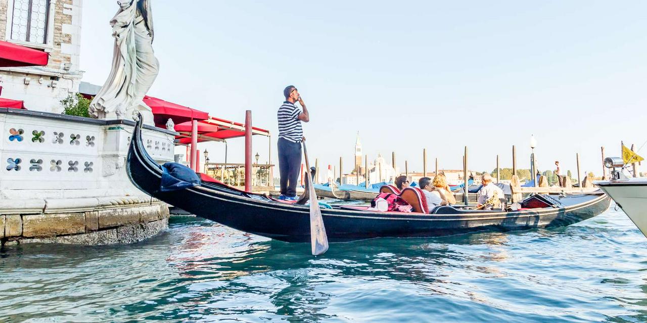 Gondola ride through the canals of Venice - Photo 7