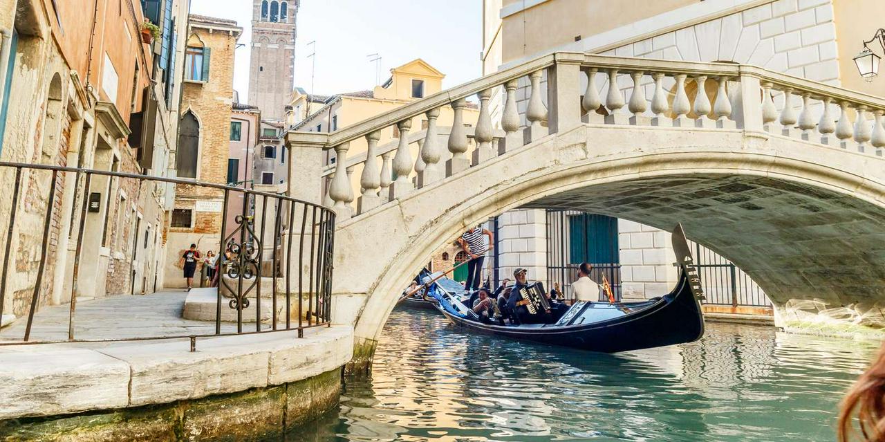 Gondola ride through the canals of Venice - Photo 10