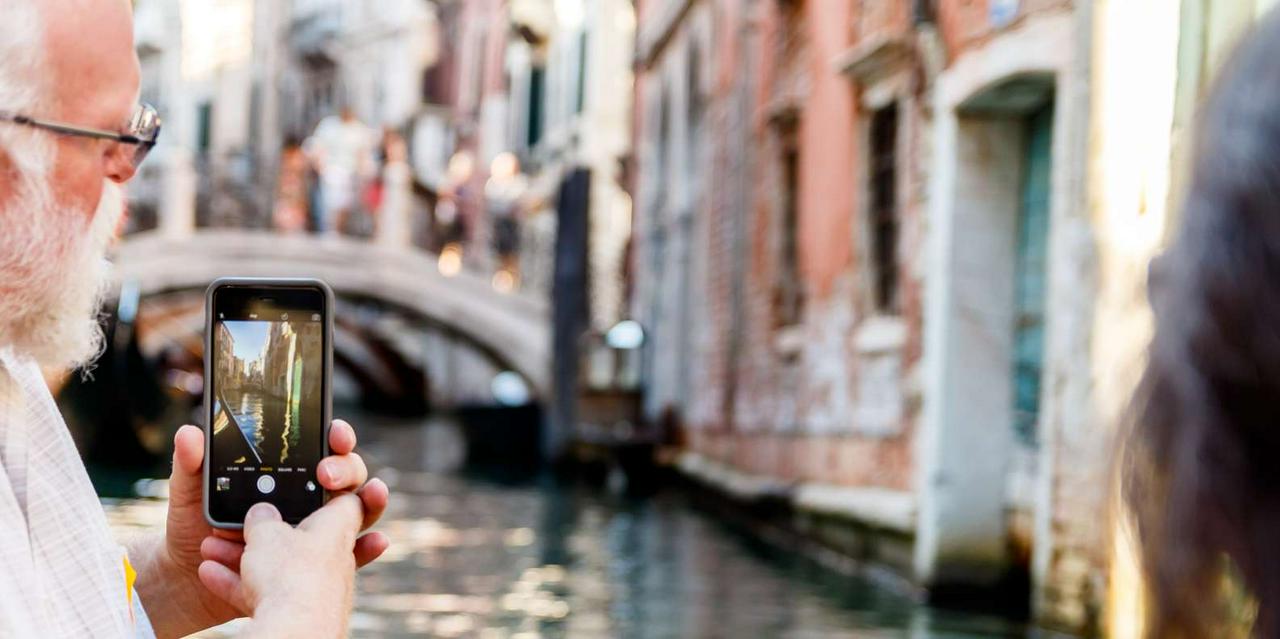 Gondola ride through the canals of Venice - Photo 11