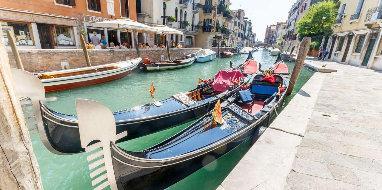 Gondola ride through the canals of Venice - Photo 15