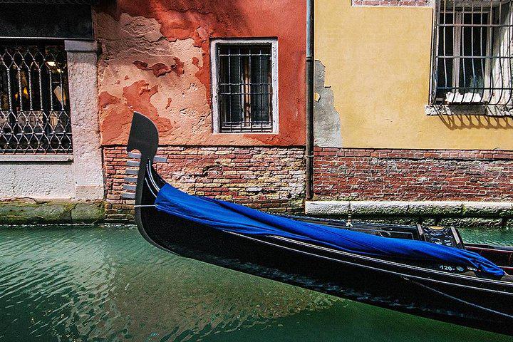 Gondola ride through the canals of Venice - Photo 17
