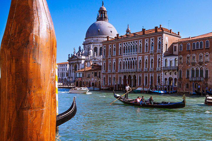 Gondola ride through the canals of Venice - Photo 18