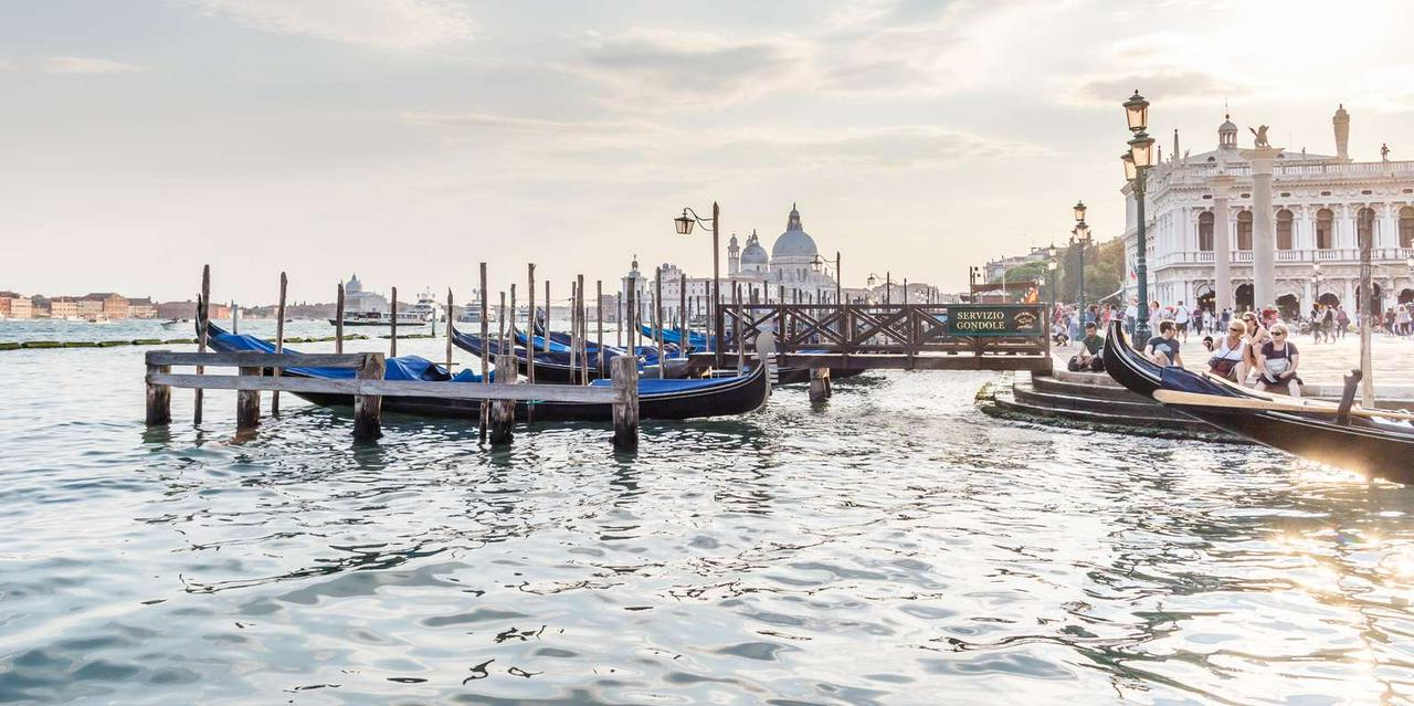 Gondola ride through the canals of Venice - Photo 20