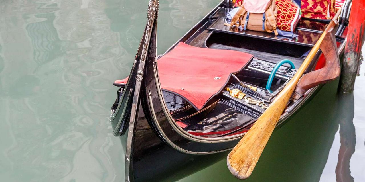 Gondola ride through the canals of Venice - Photo 21