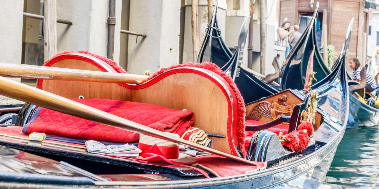 Gondola ride through the canals of Venice - Photo 23