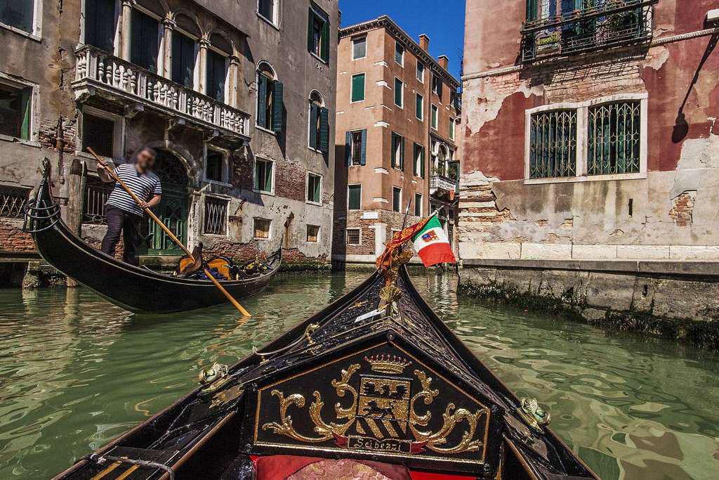 Gondola ride and St. Mark's Basilica - Photo 2