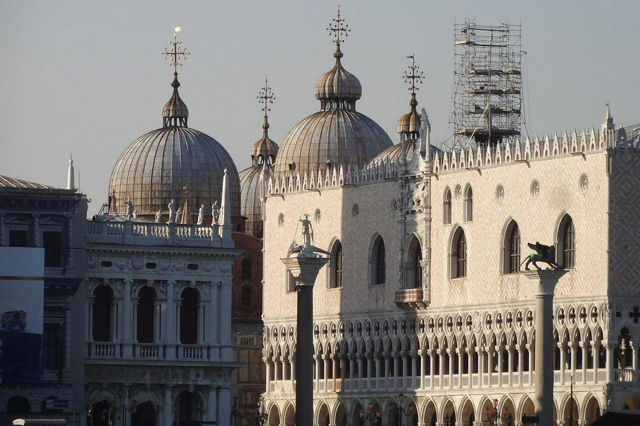 Gondola ride and St. Mark's Basilica - Photo 4