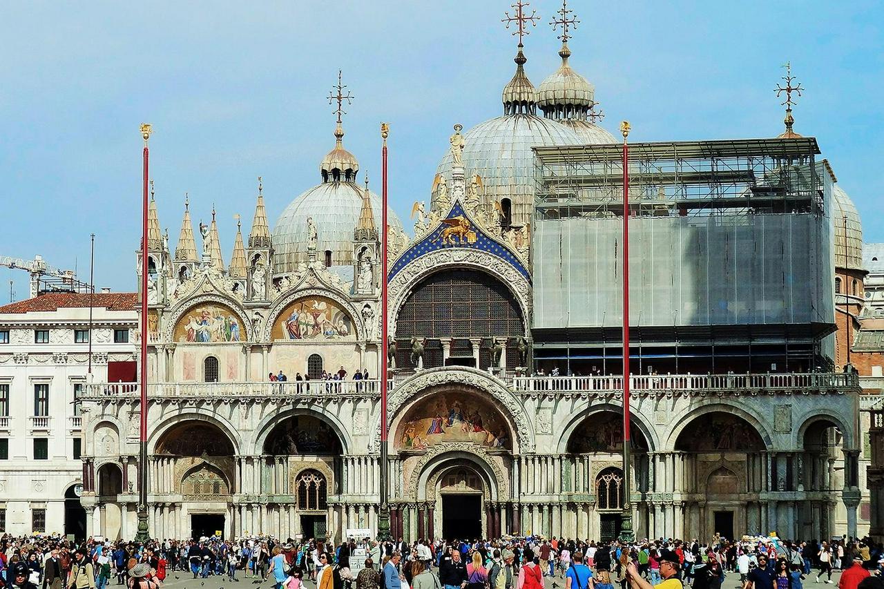Gondola ride and St. Mark's Basilica - Photo 6