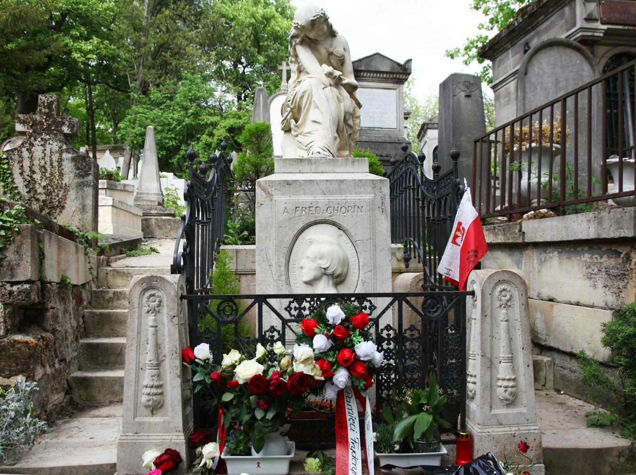 Père-Lachaise Cemetery in Paris - Photo 7