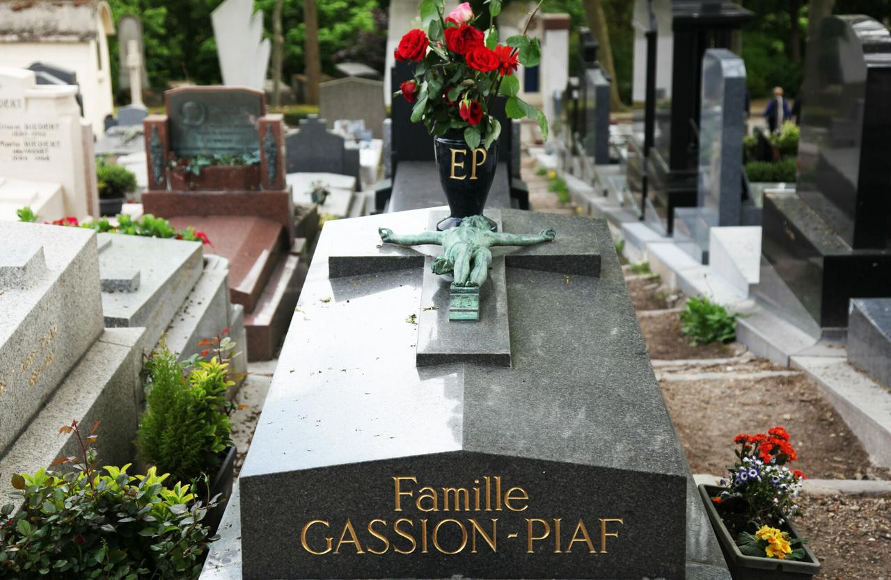 Père-Lachaise Cemetery in Paris - Photo 8