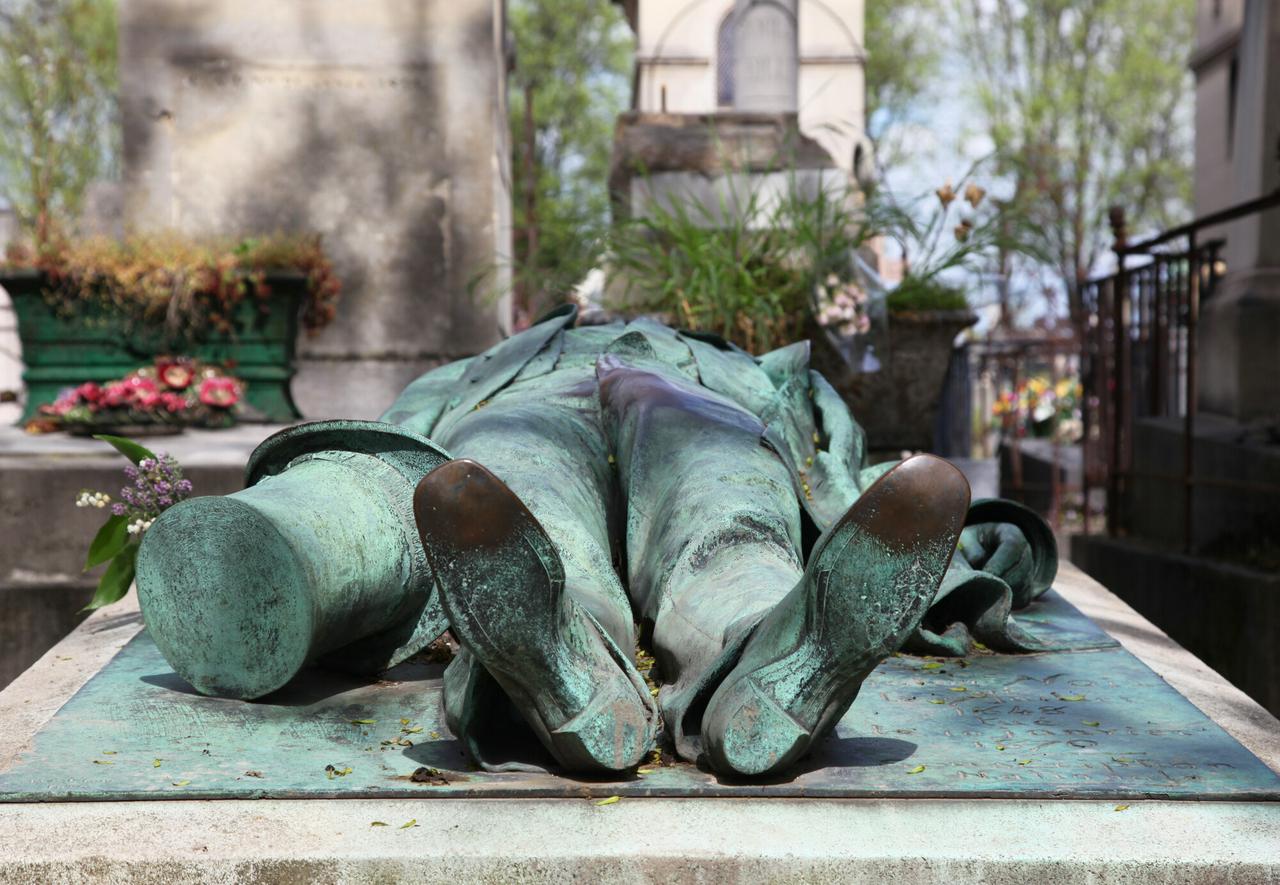 Père-Lachaise Cemetery in Paris - Photo 9