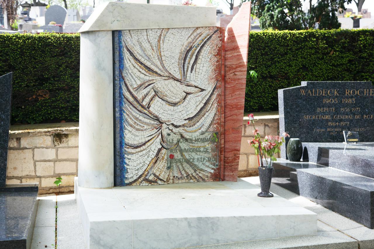 Père-Lachaise Cemetery in Paris - Photo 10
