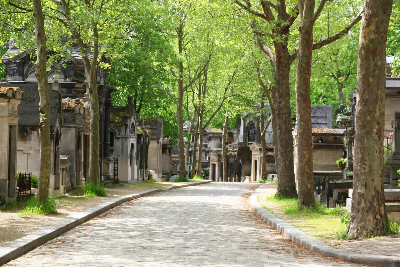 Père-Lachaise Cemetery in Paris - Photo 13