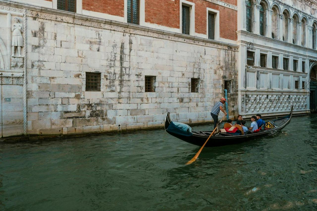 Shared gondola ride under the Bridge of Sighs - Photo 2
