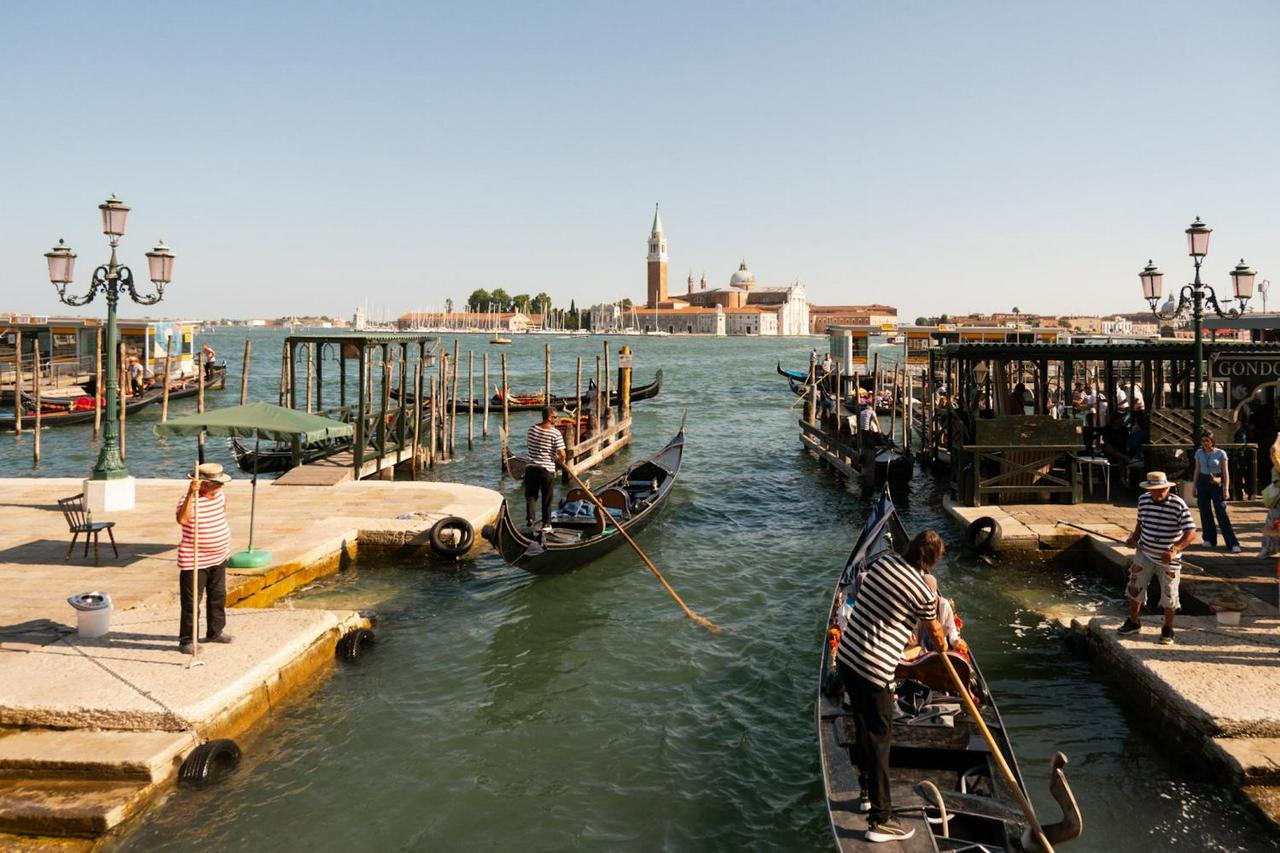 Shared gondola ride under the Bridge of Sighs - Photo 3