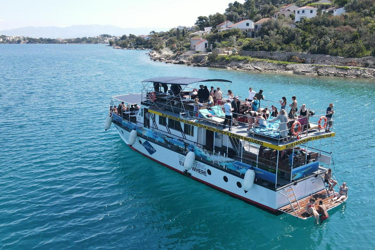 Lagoa Azul, naufrágio e cruzeiro Solta com almoço e bebidas ilimitados saindo de Split - Photo 3