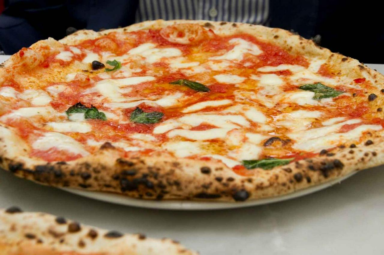 Pizza para pequenos grupos e aula de Tiramisú na casa de um morador local com almoço em Lucca - Photo 5