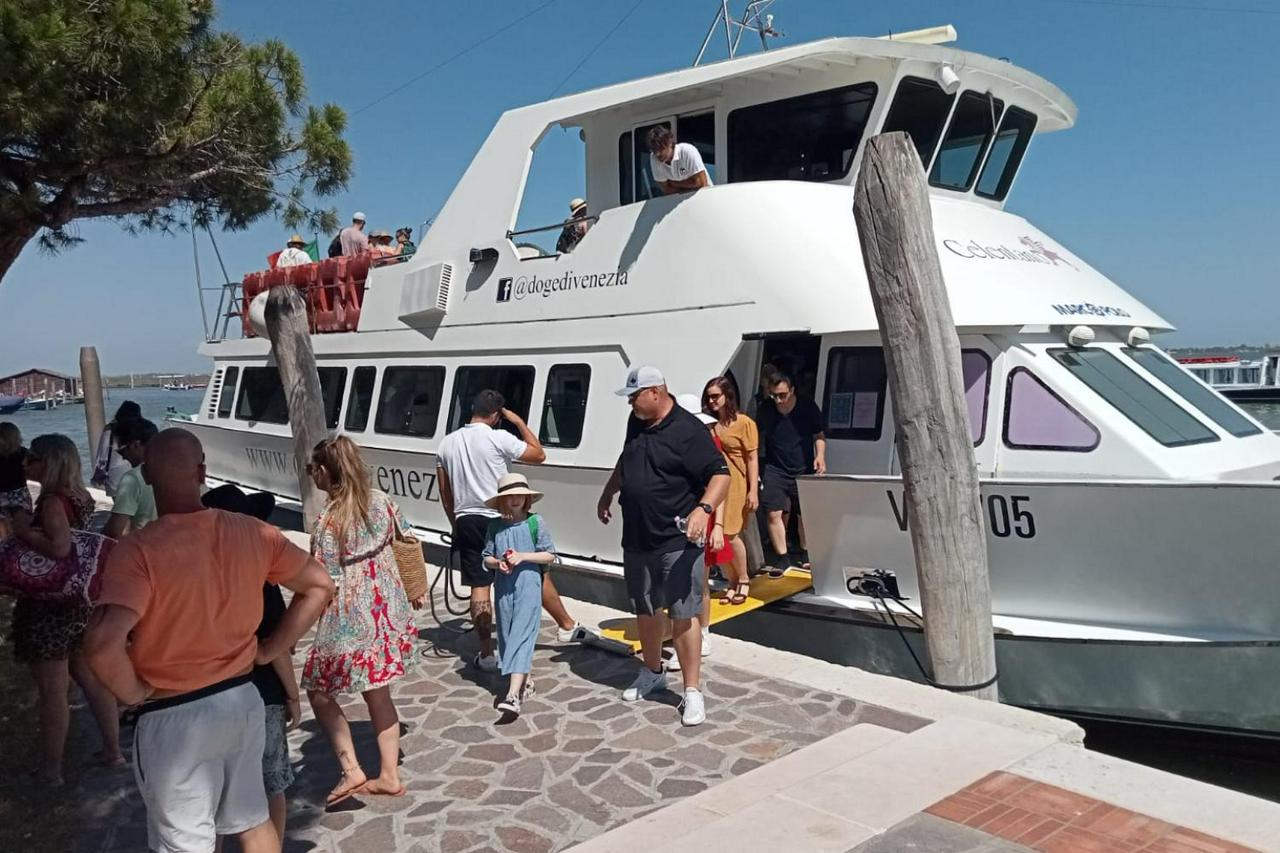 Murano, Burano and Torcello - Full-Day Tour with Glass Factory Visit (from the train station) - Photo 9