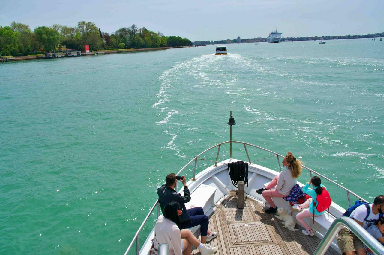 Murano, Burano and Torcello - Full-Day Tour with Glass Factory Visit (from the train station) - Photo 14