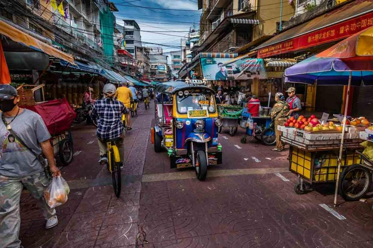 Cycle through the narrow alleys of Chinatown - Photo 2