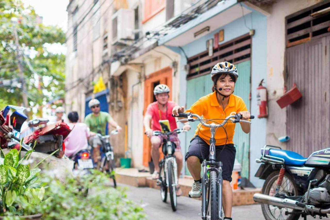 Cycle through the narrow alleys of Chinatown - Photo 3