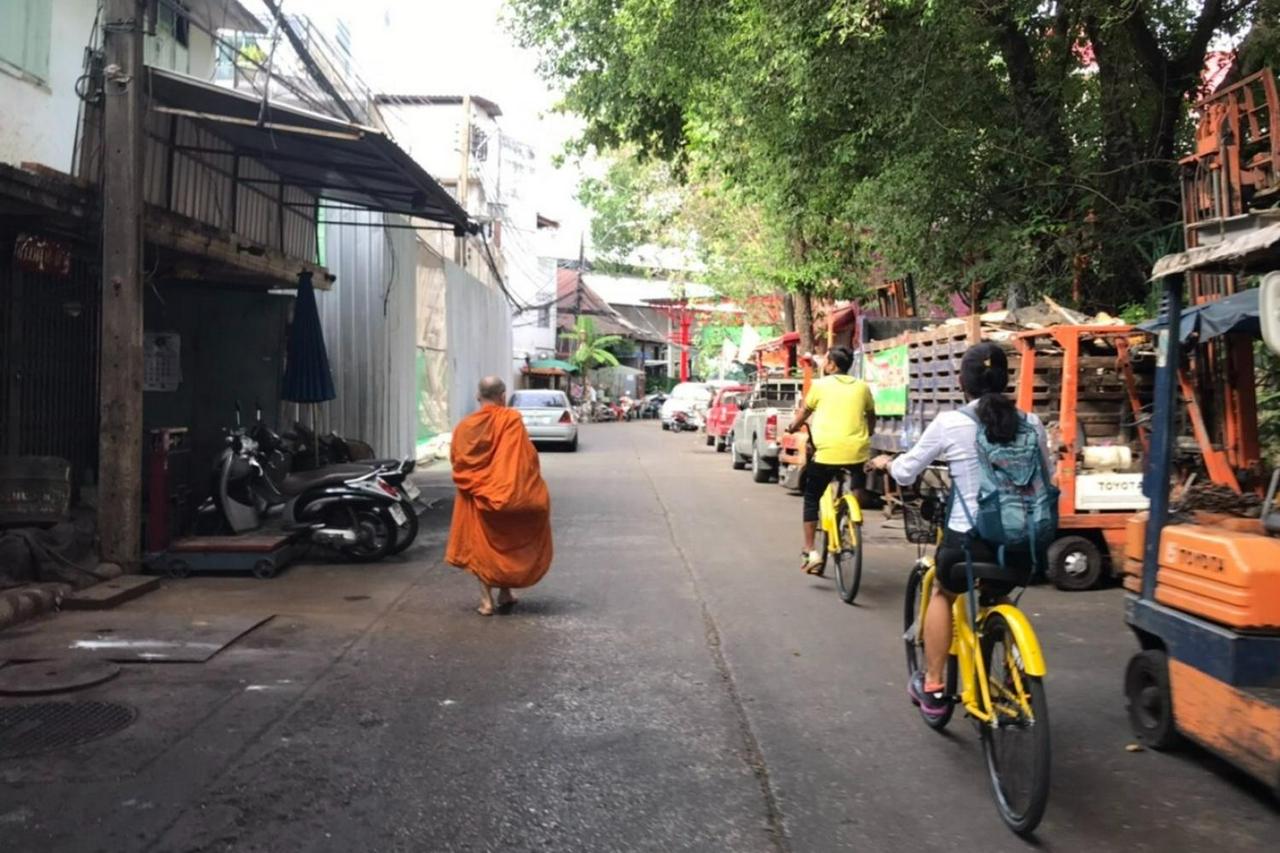 Cycle through the narrow alleys of Chinatown - Photo 4