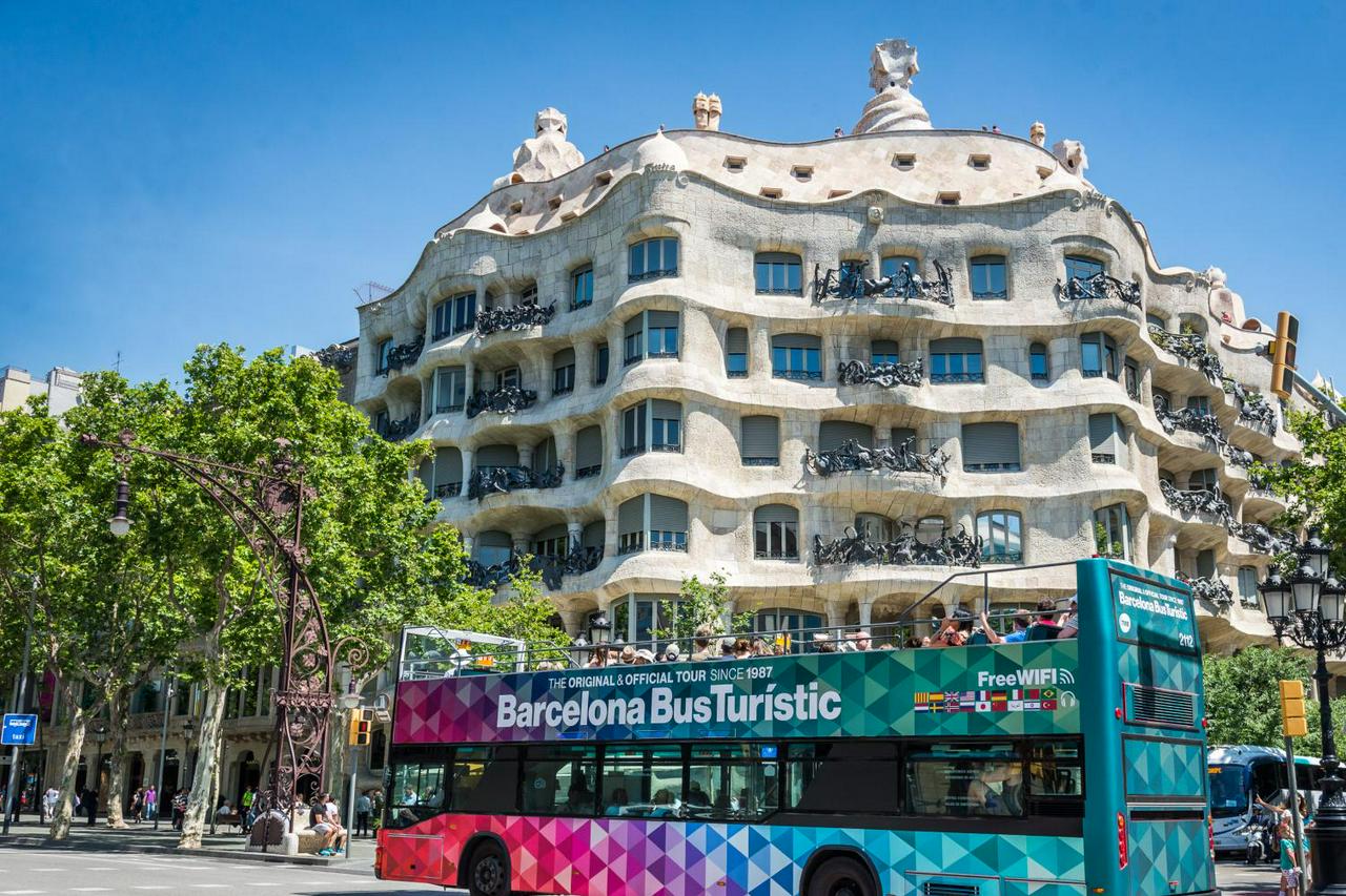 Barcelona Hop-on Hop-off Tourist Bus - Photo 2