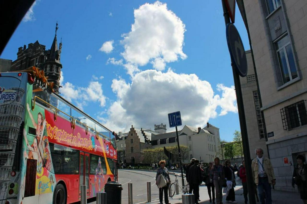 Hop on Hop off bus tours in Edinburgh - Photo 2