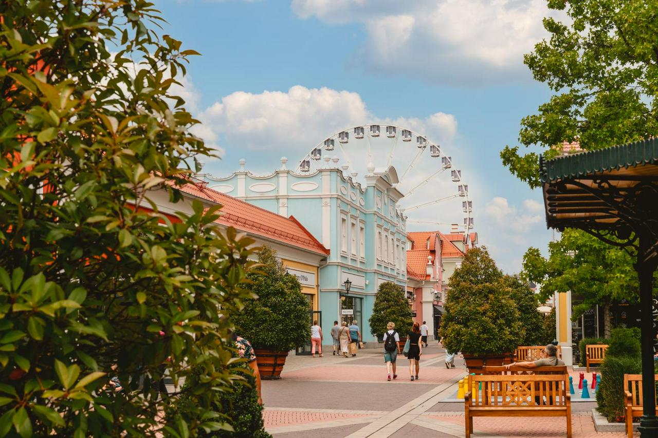 Shopping Tour at Designer Outlet Parndorf - Photo 4