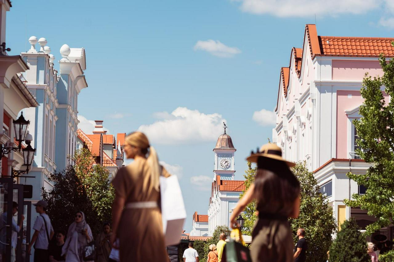 Shopping Tour at Designer Outlet Parndorf - Photo 6