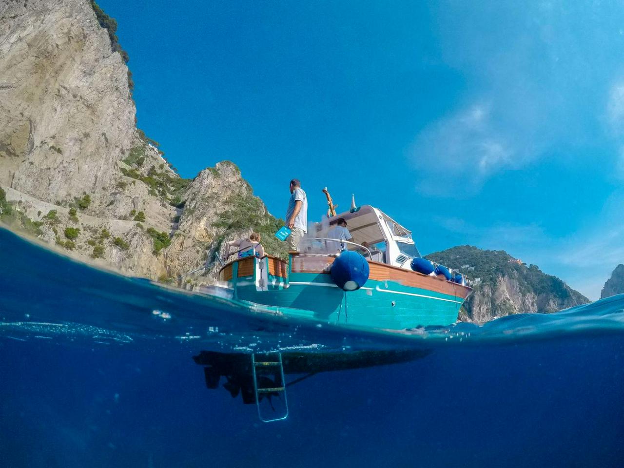 Passeio pela Ilha de Capri no típico Gozzo Sorrentino - Photo 2