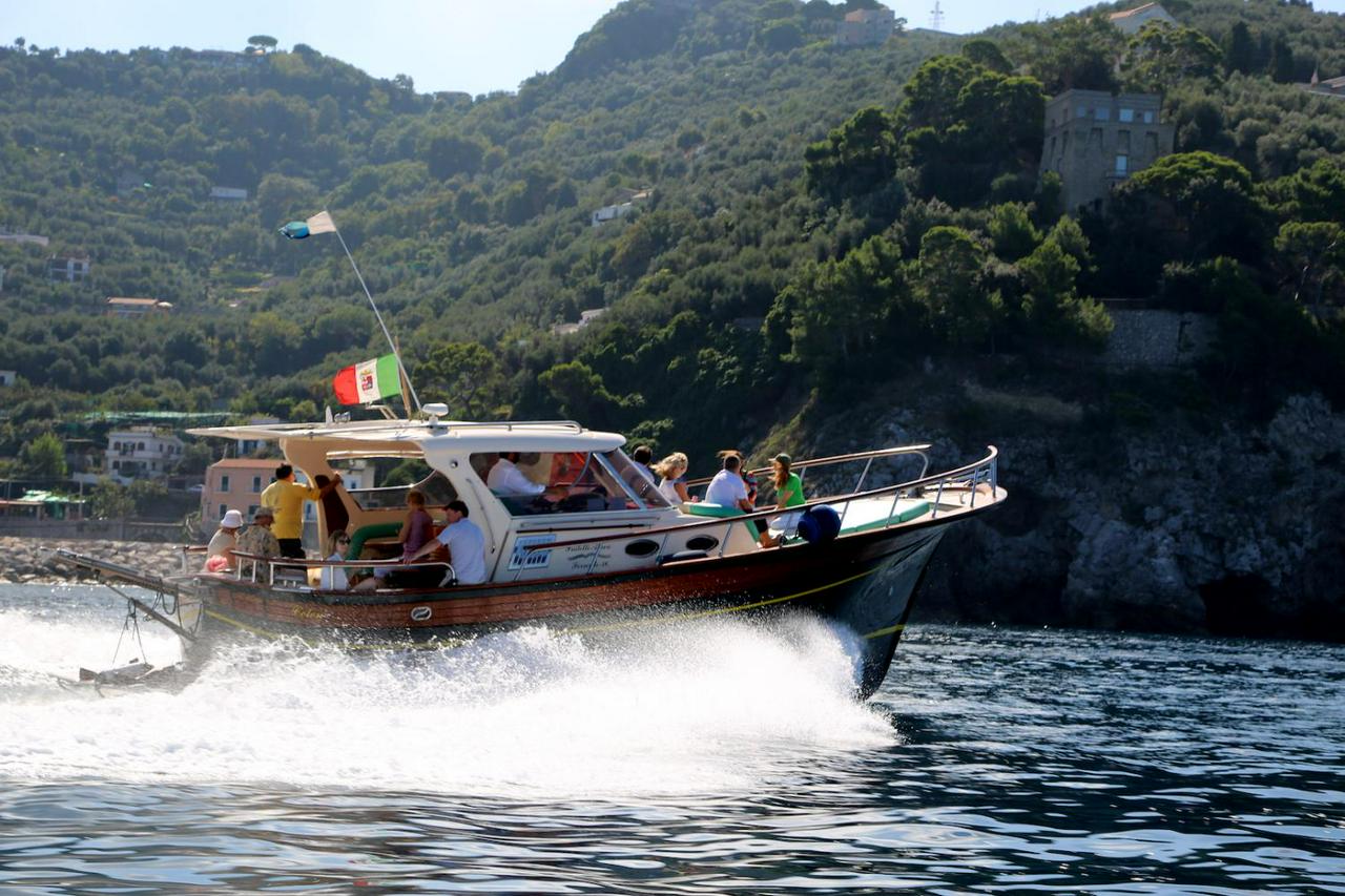 Passeio pela Ilha de Capri no típico Gozzo Sorrentino - Photo 4