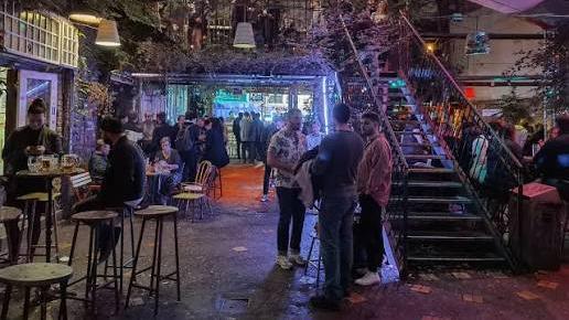 Pub Crawl Budapeste - Tour noturno por bares em ruínas com interação com moradores locais. - Photo 4
