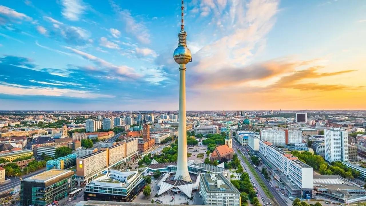 Berlin - Private guided tour in Portuguese with an official iFriend guide. - Photo 2