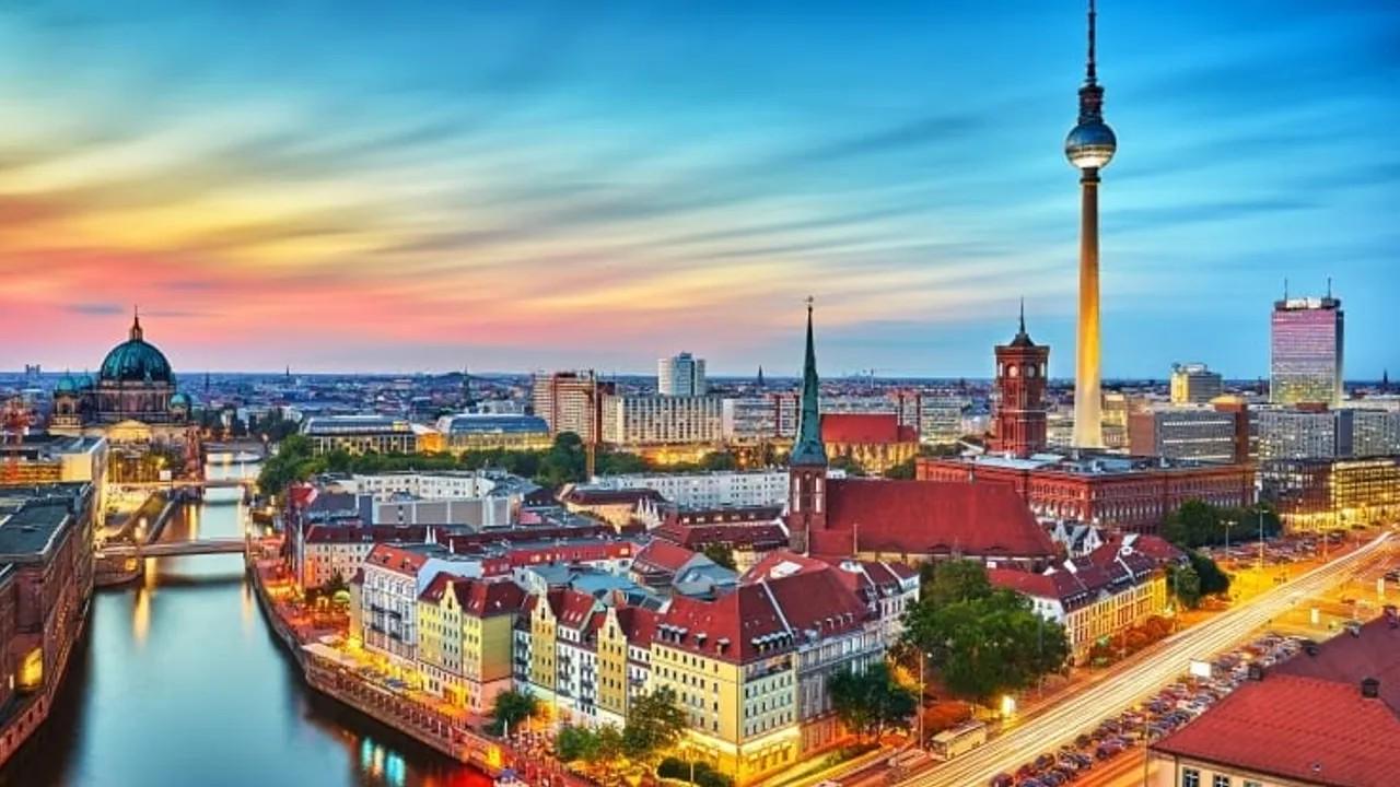 Berlin - Private guided tour in Portuguese with an official iFriend guide. - Photo 3