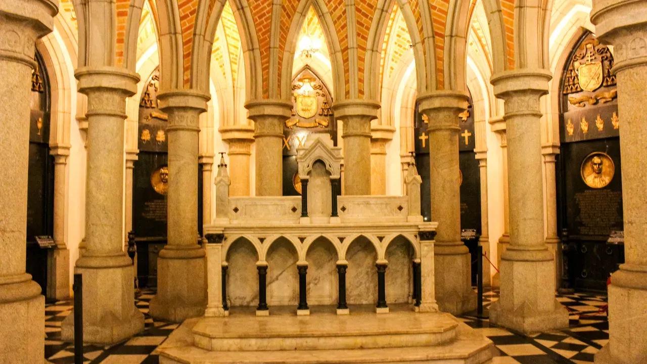 Visit to the Crypt of the Cathedral of the See - Photo 3