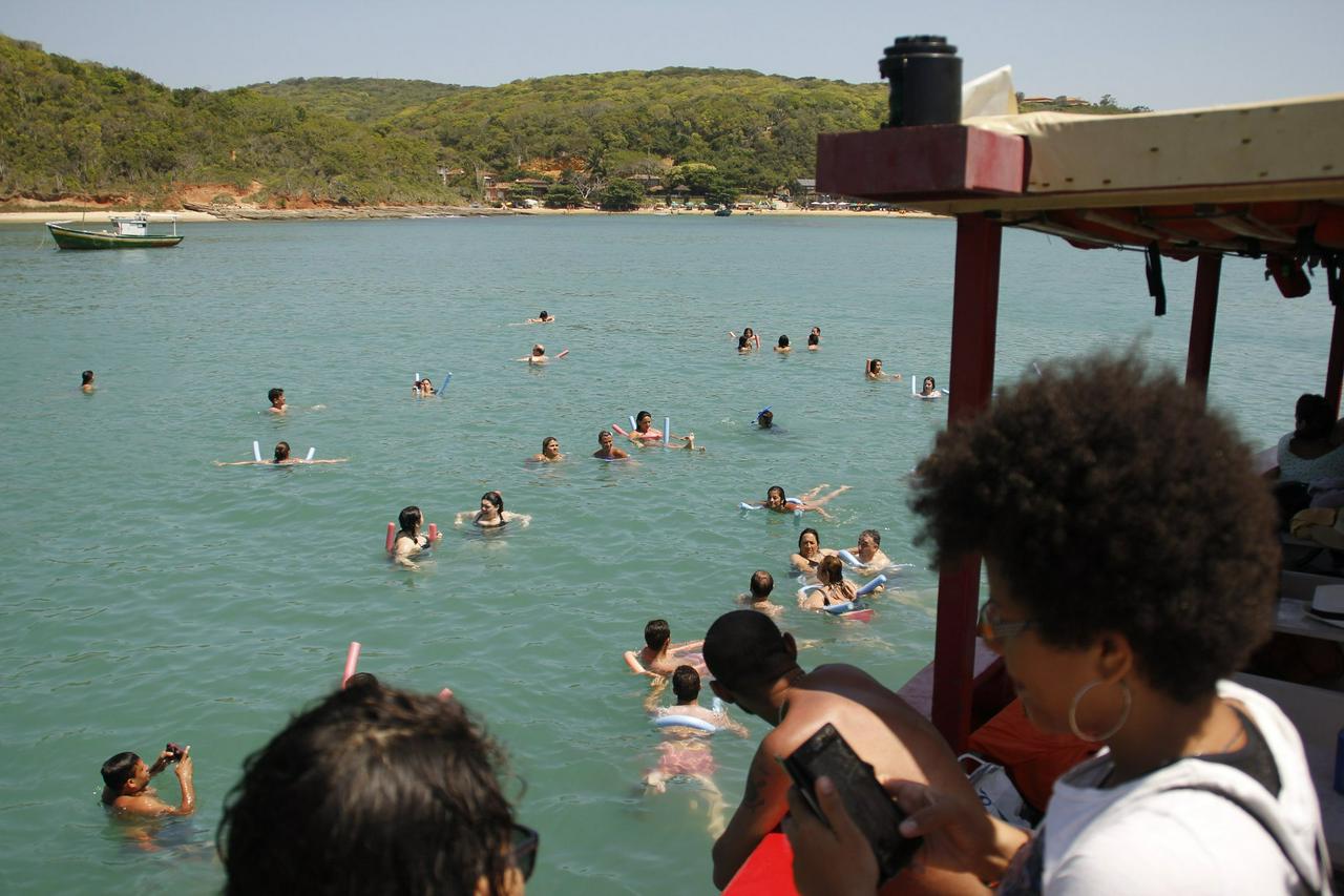 Búzios: barco e trolley com almoço - Photo 3