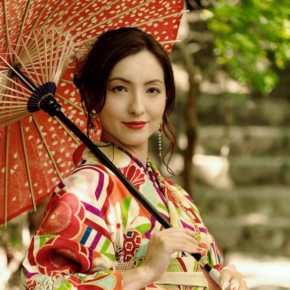 Evelyn (Local Friend)